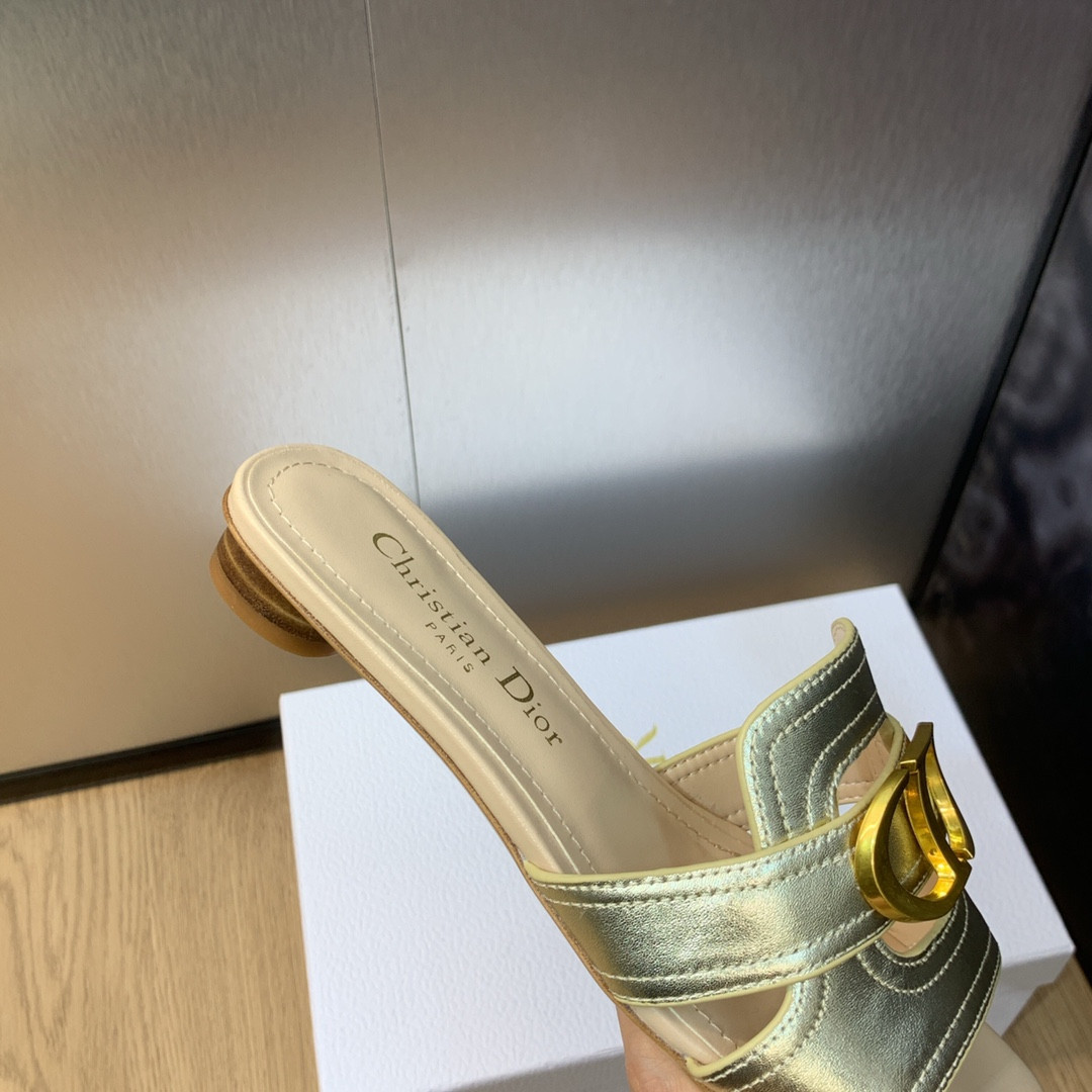 UA D10r 30 Montaigne Slide