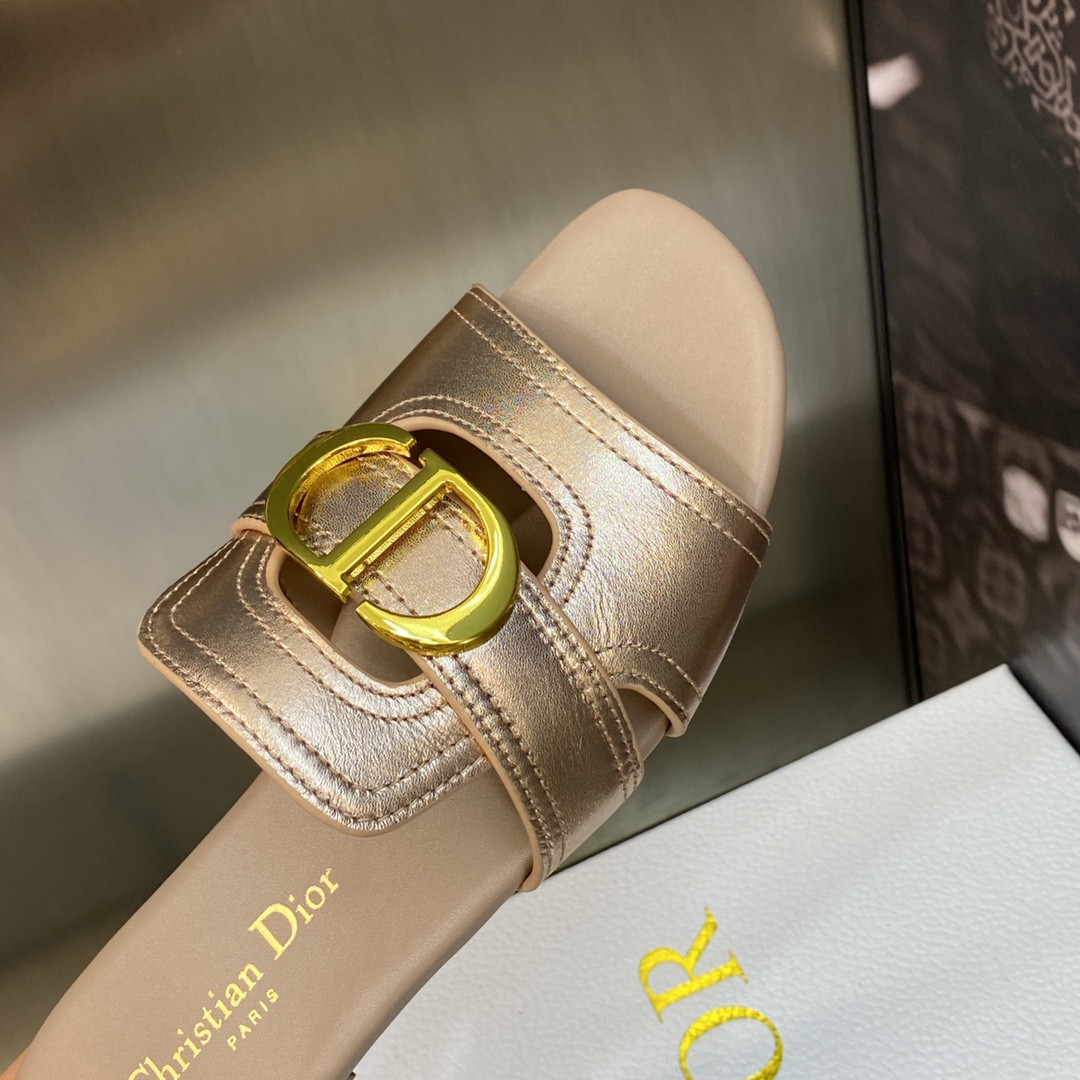 UA D10r 30 Montaigne Slide