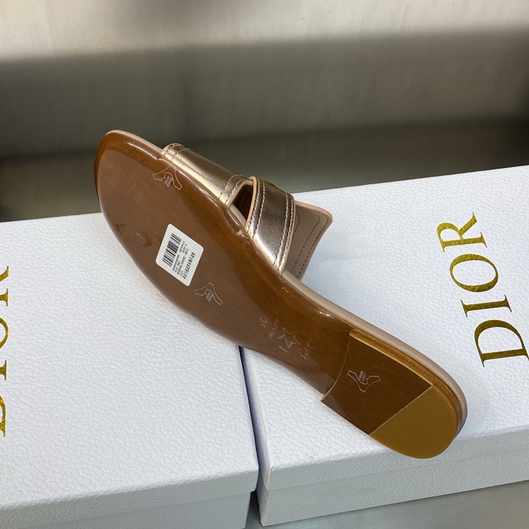 UA D10r 30 Montaigne Slide