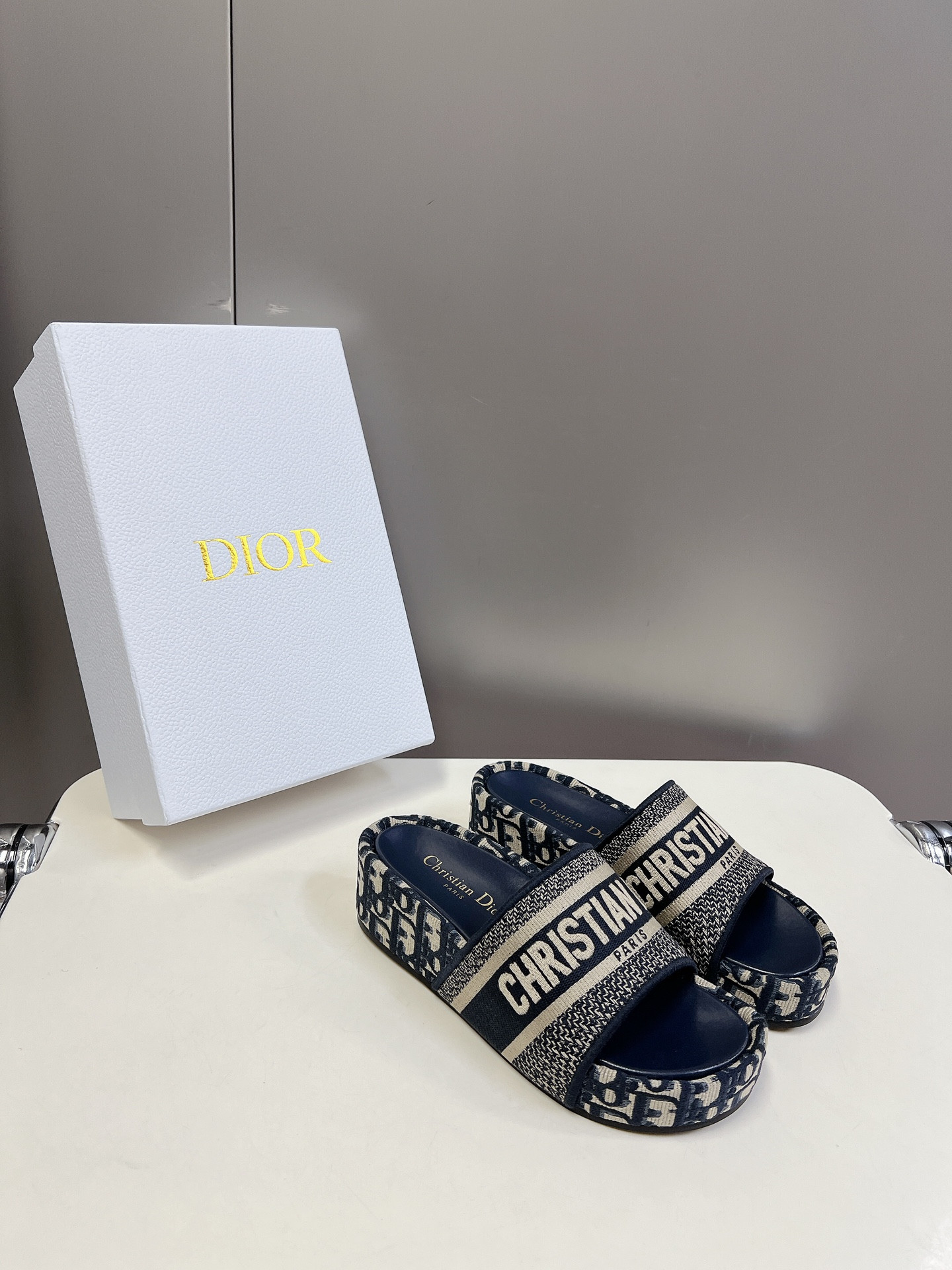 UA D10r Platform Sandals