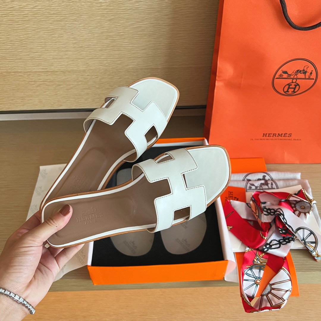 UA H**me5 Oran sandal