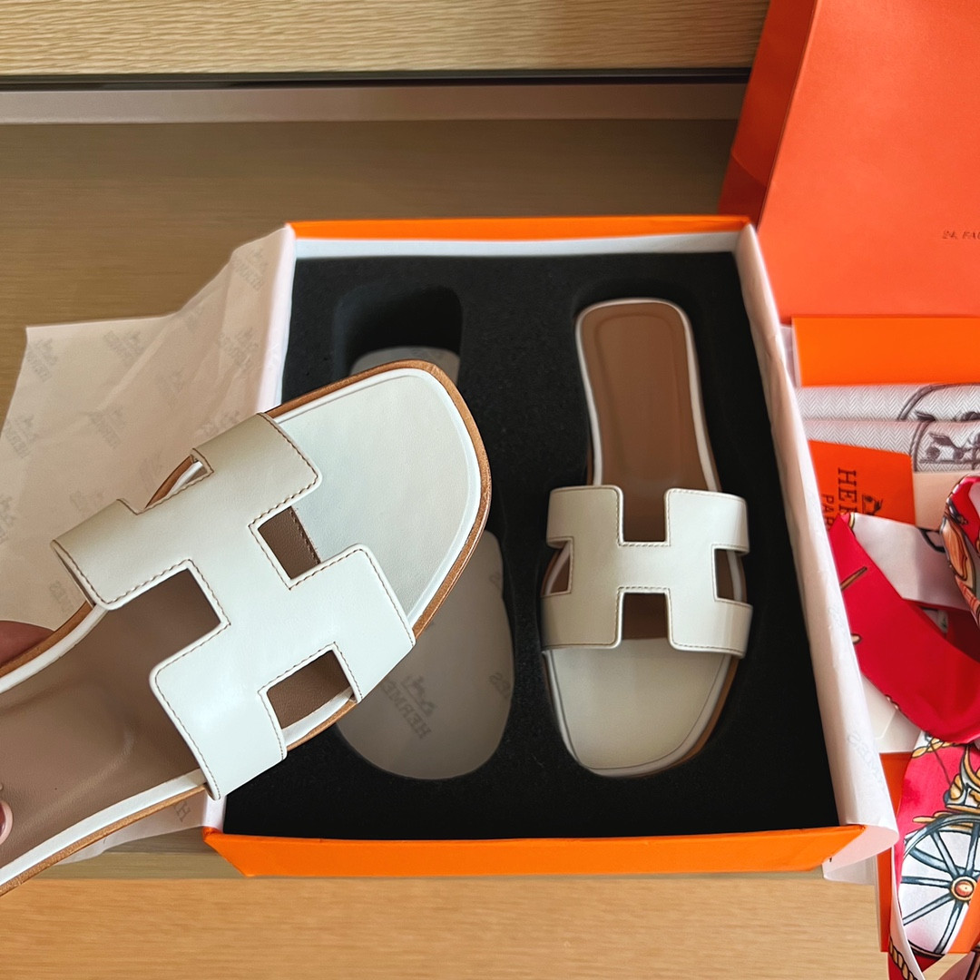 UA H**me5 Oran sandal