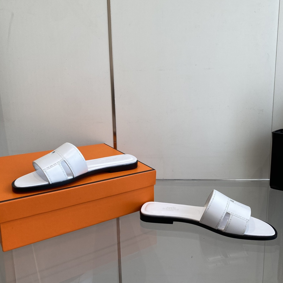 UA H**me5 Idioma sandal