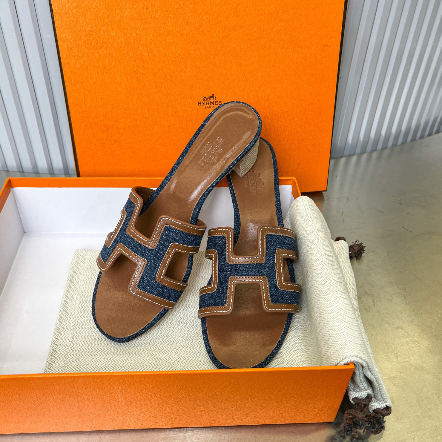 UA H**me5 Oasis sandal