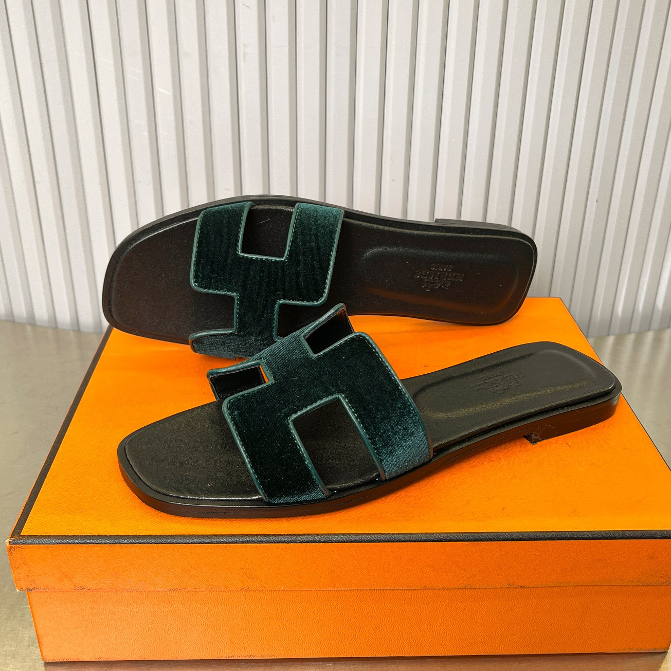 UA H**me5 Oran sandal