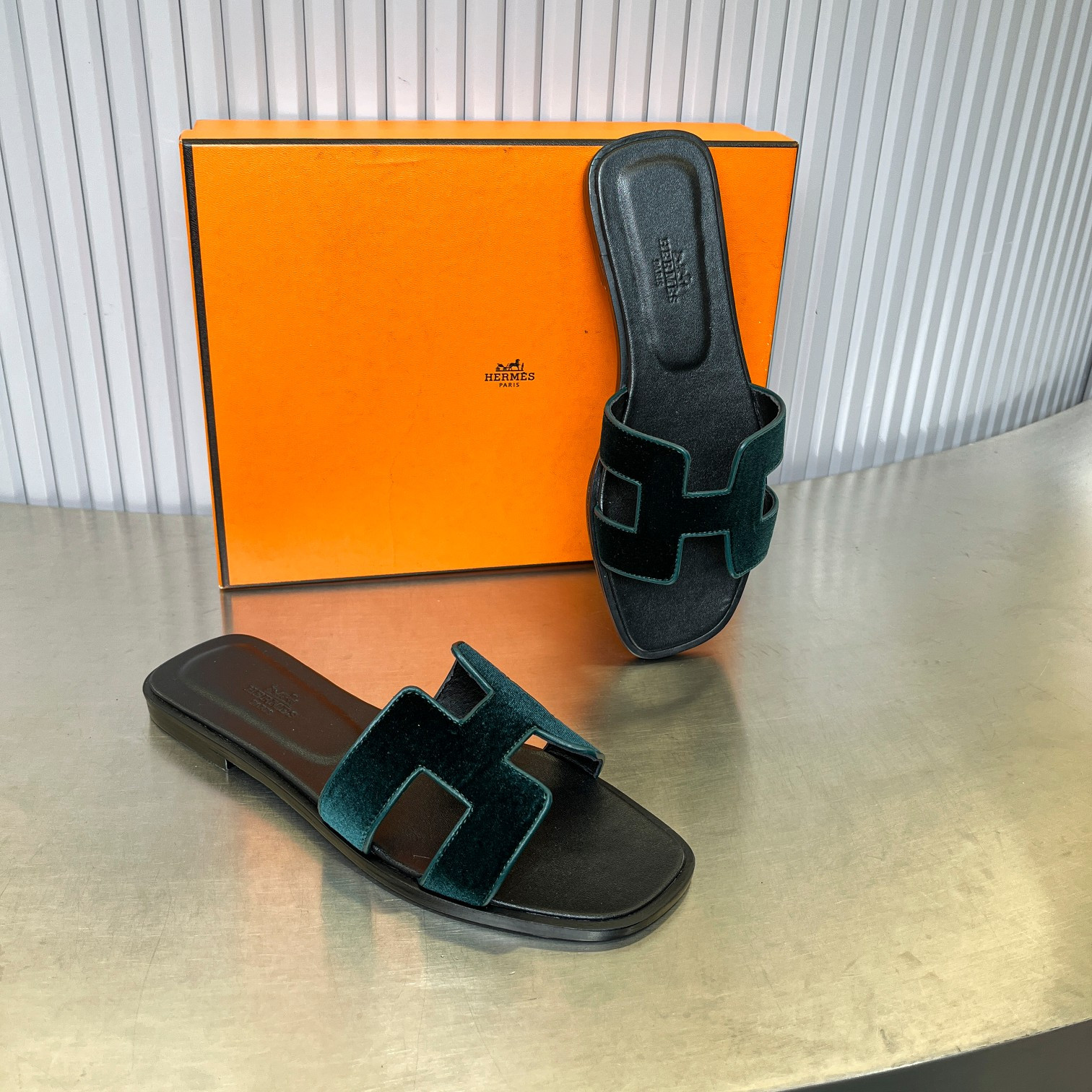 UA H**me5 Oran sandal