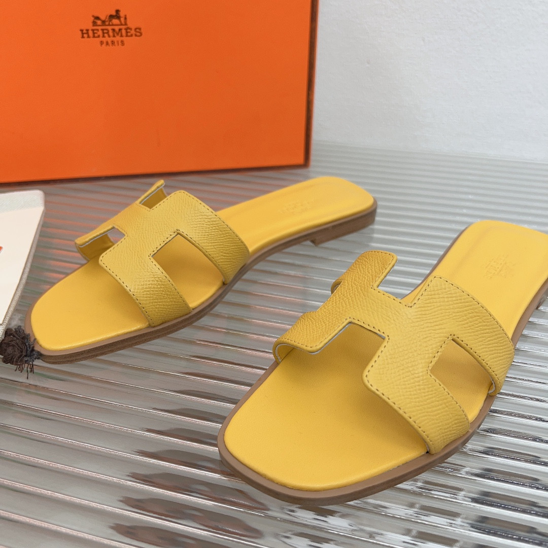 UA H**me5 Oran sandal