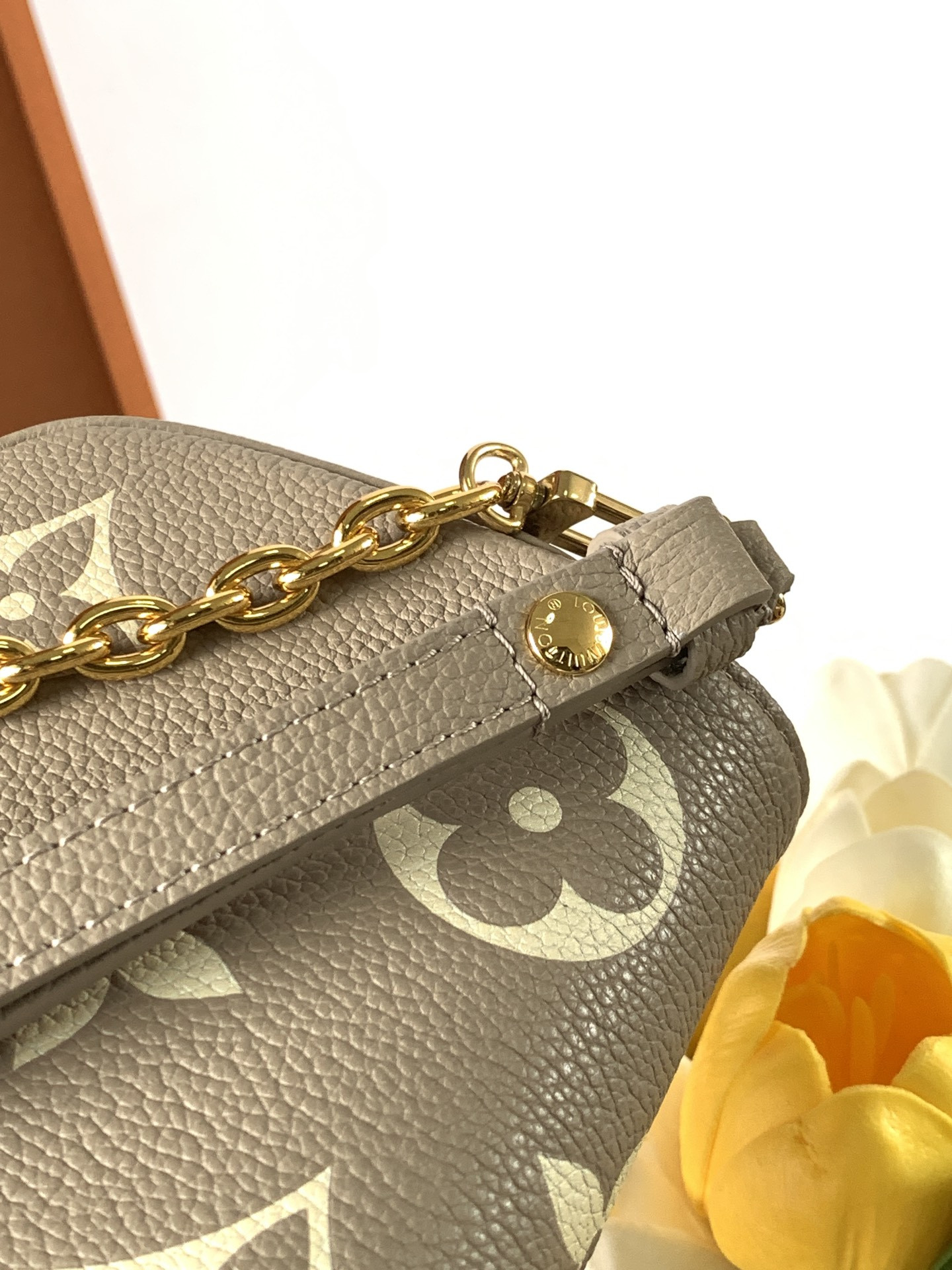 LV Wallet On Chain Ivy M82211 9.3 x 4.7 x 1.7 inches