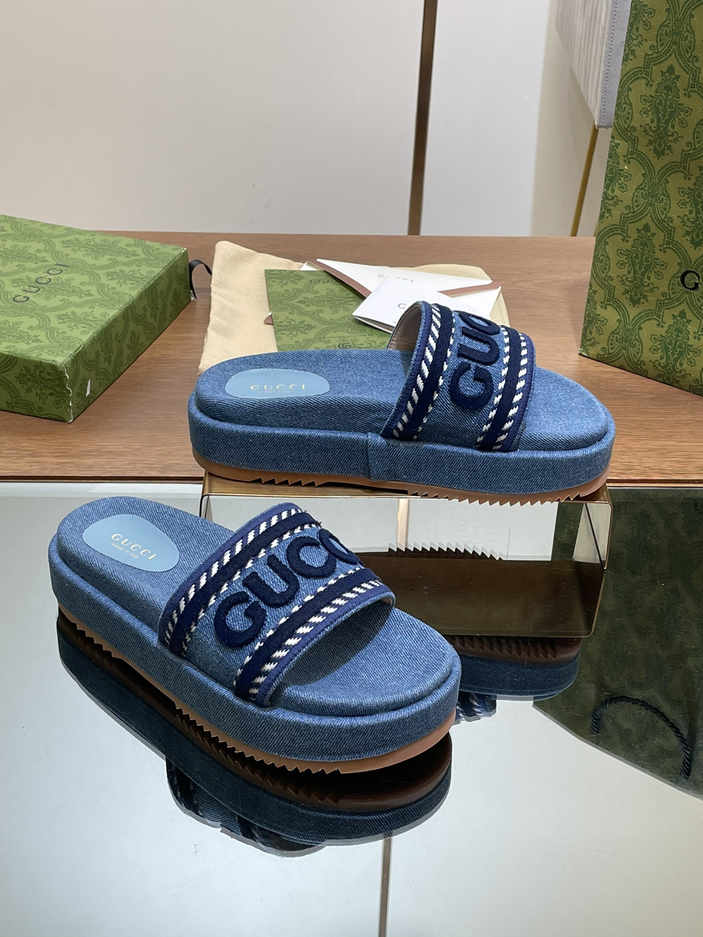 UA Gvc*1 SLIDE SANDAL WITH Gvc*1 SCRIPT