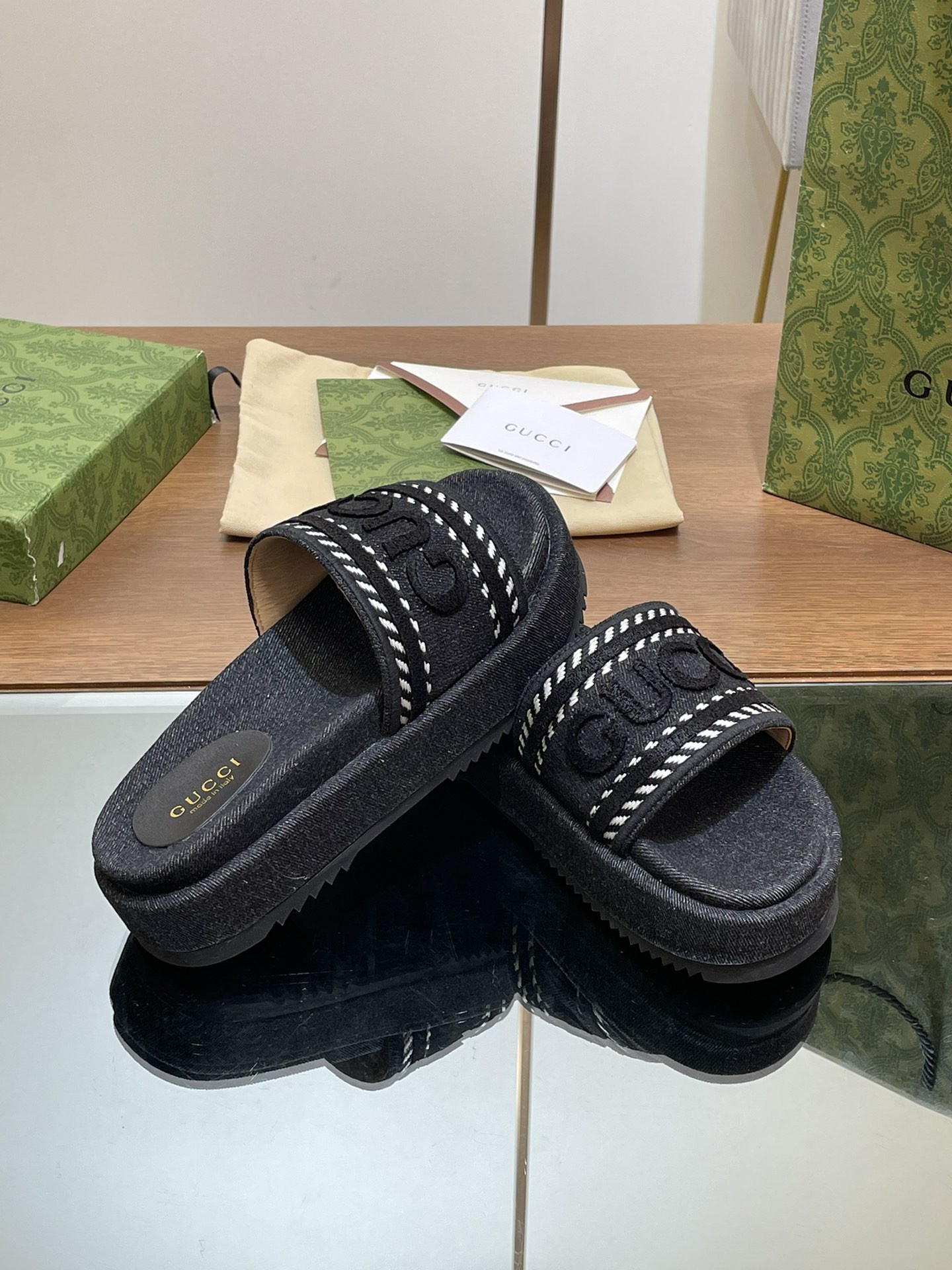 UA Gvc*1 SLIDE SANDAL WITH Gvc*1 SCRIPT