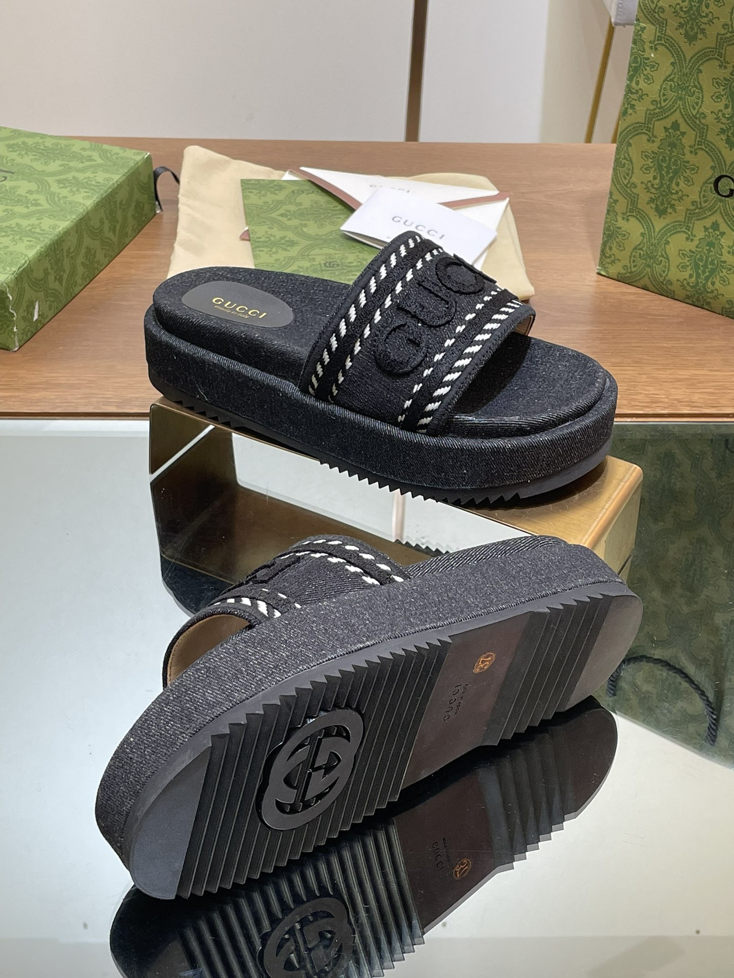 UA Gvc*1 SLIDE SANDAL WITH Gvc*1 SCRIPT