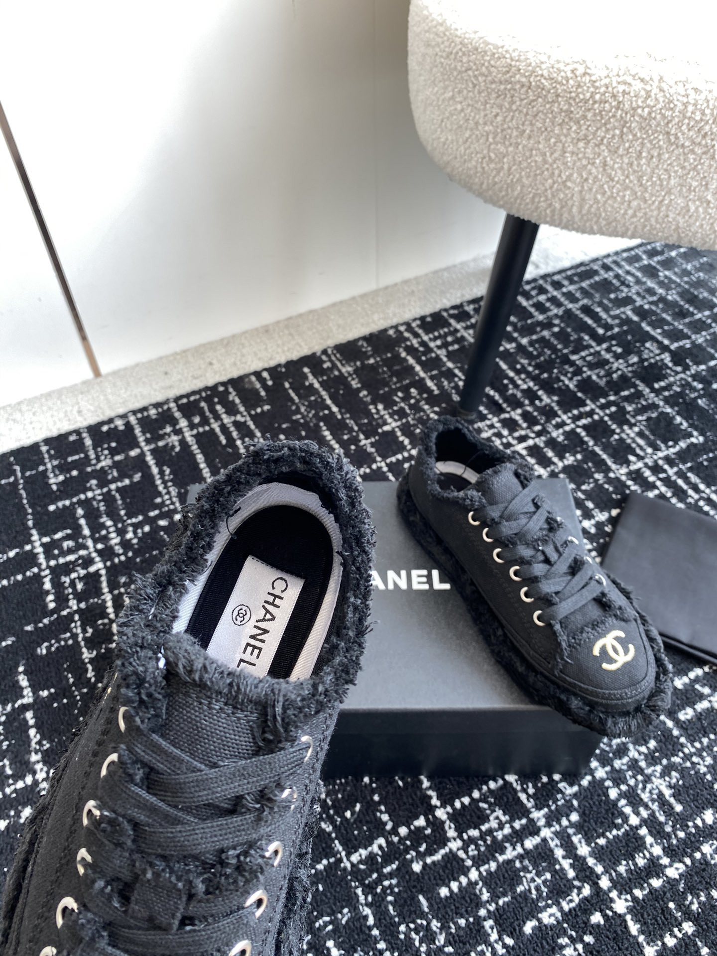 UA Ch**el SNEAKER