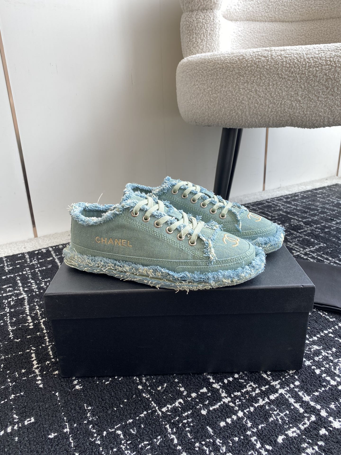 UA Ch**el SNEAKER