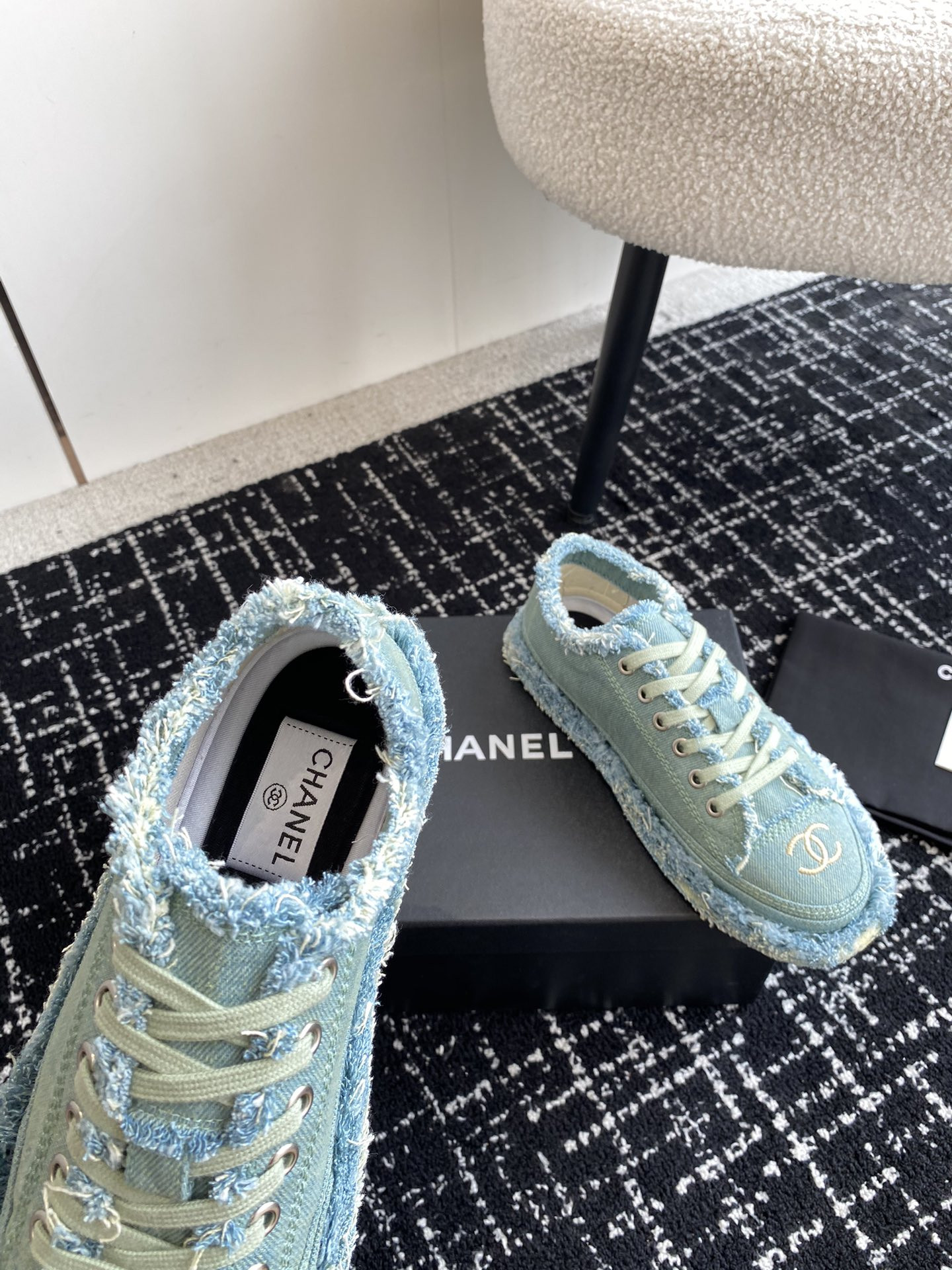 UA Ch**el SNEAKER