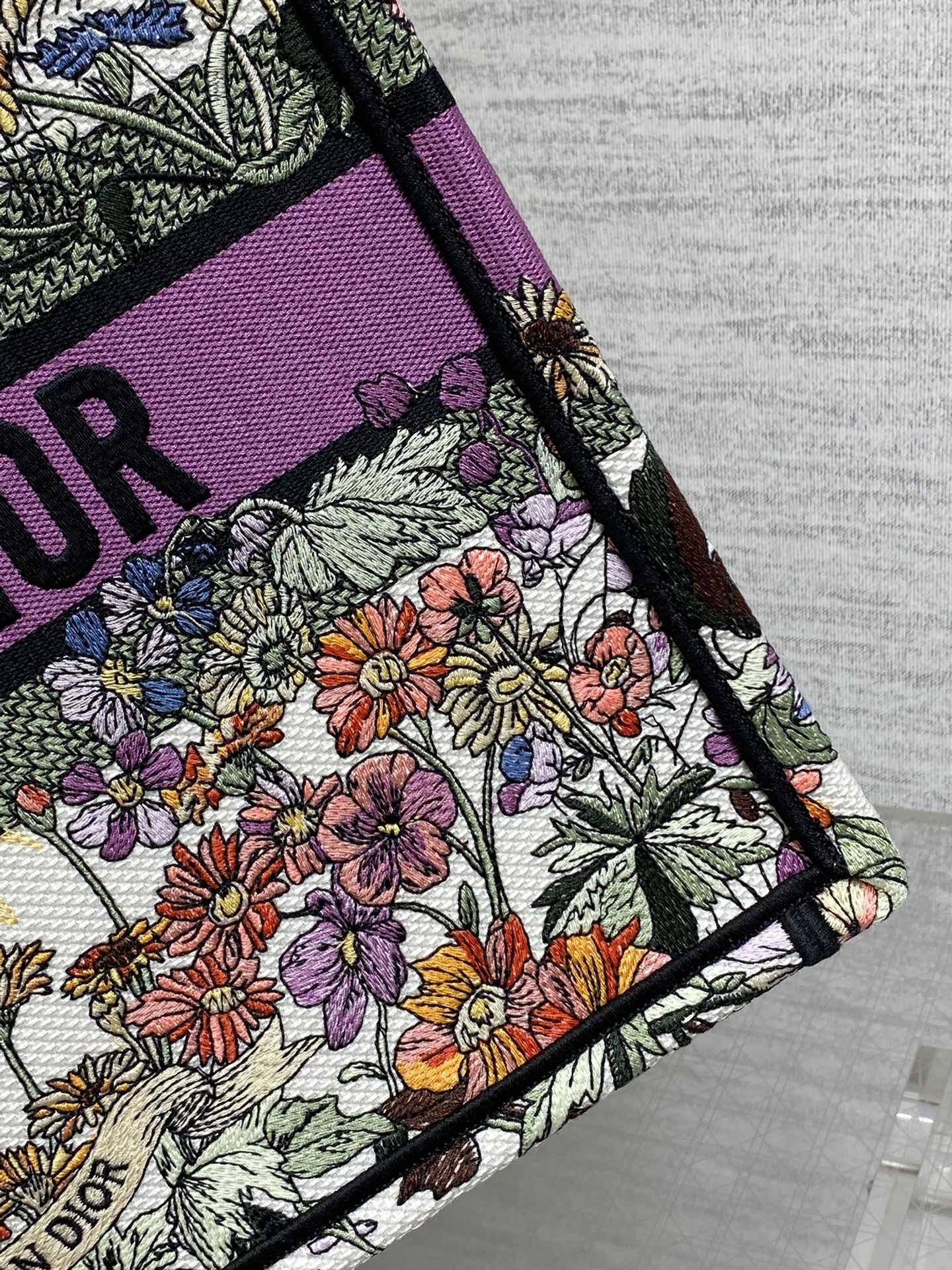 Medium D10r Book Tote  Ecru Multicolor D10r 4 Saisons Été Soleil Embroidery 36 x 27.5 x 16.5 cm