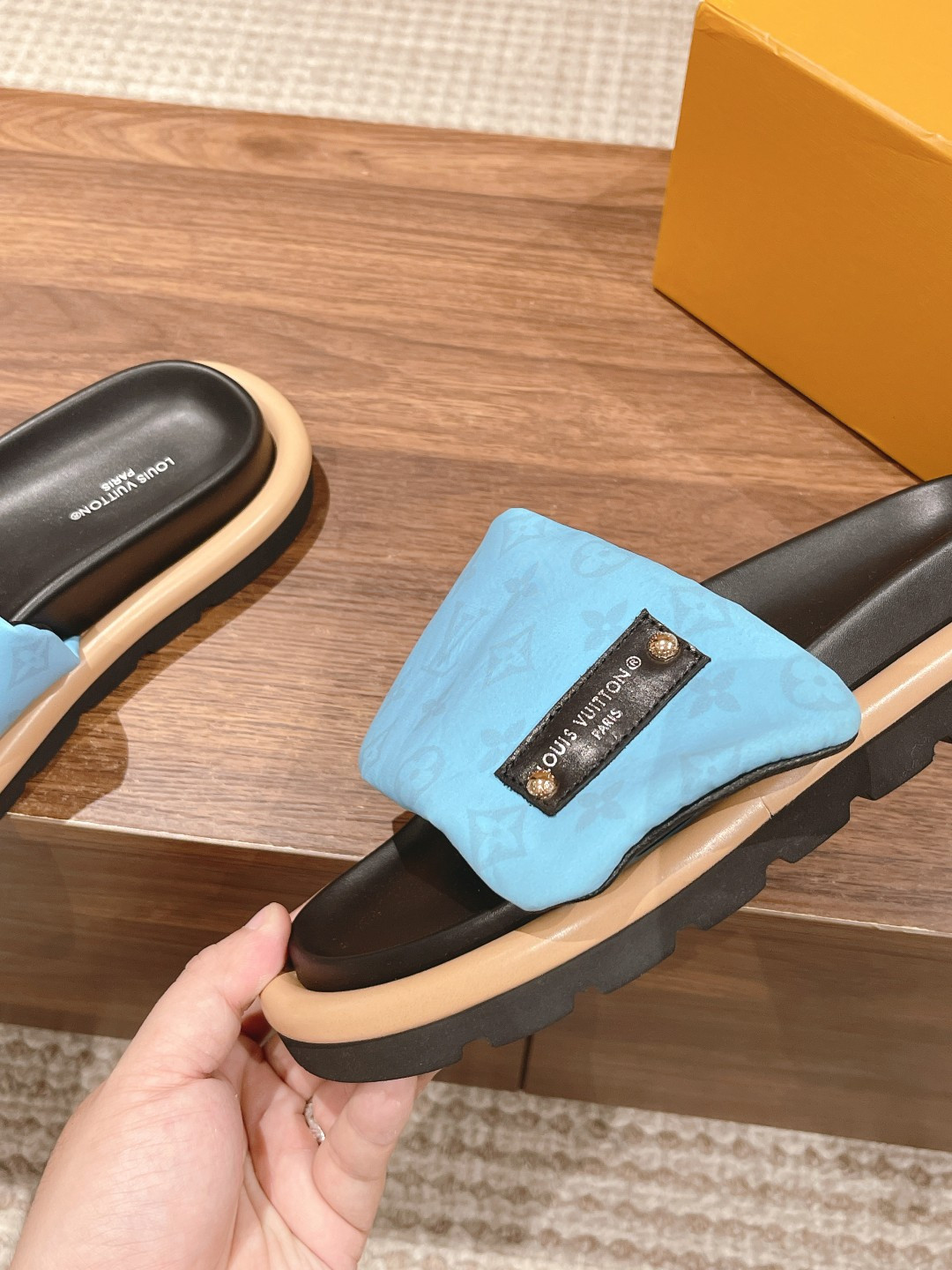 UA LV Pool Pillow Flat Comfort Mule