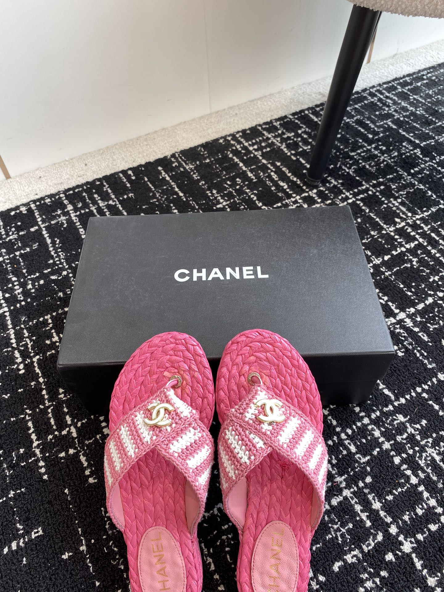 UA Ch**el THONGS SLIDES
