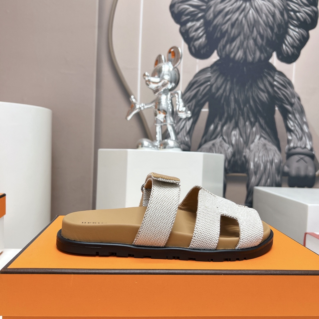 UA H**me5 Chypre sandal