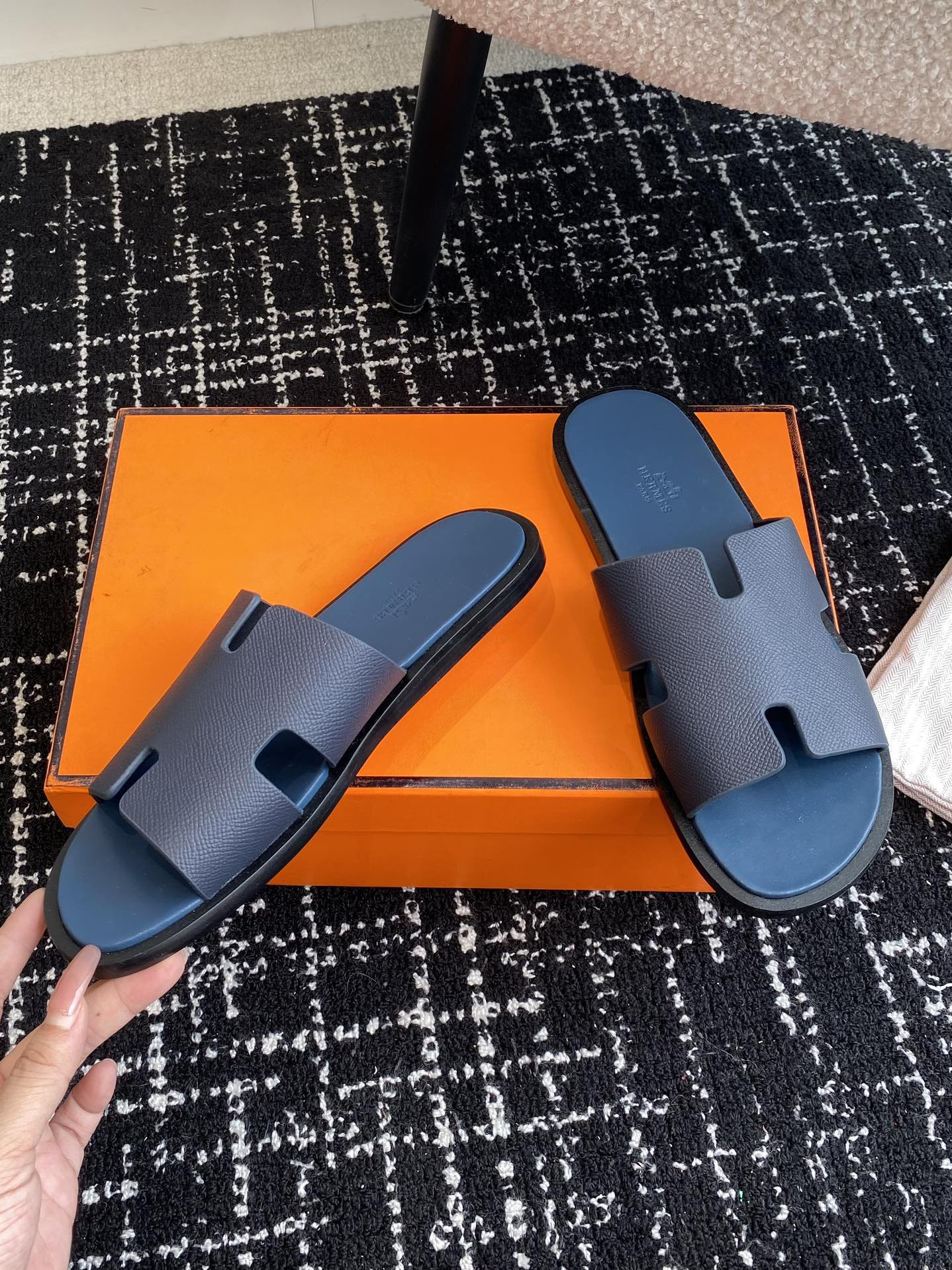 UA H**me5 Izmir sandal