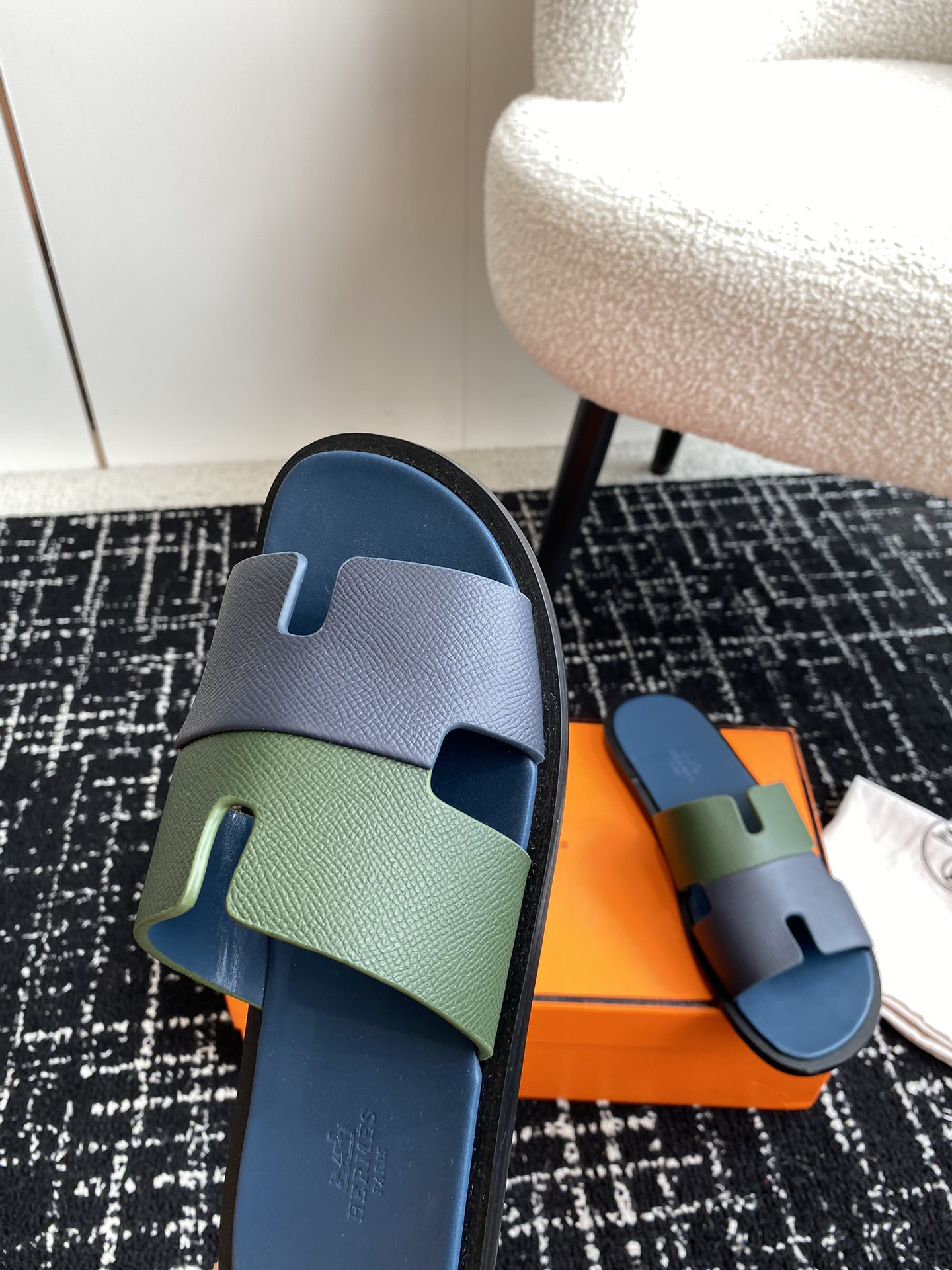 UA H**me5 Izmir sandal