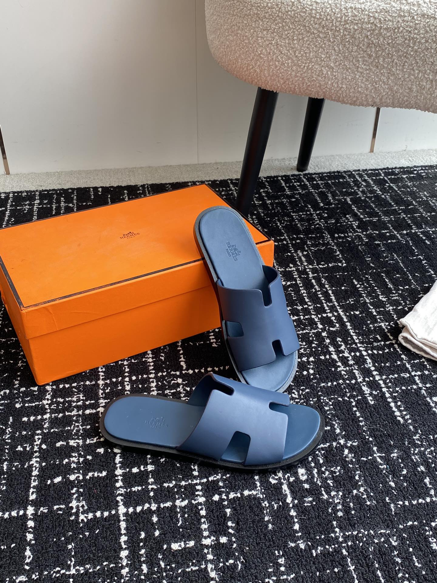 UA H**me5 Izmir sandal