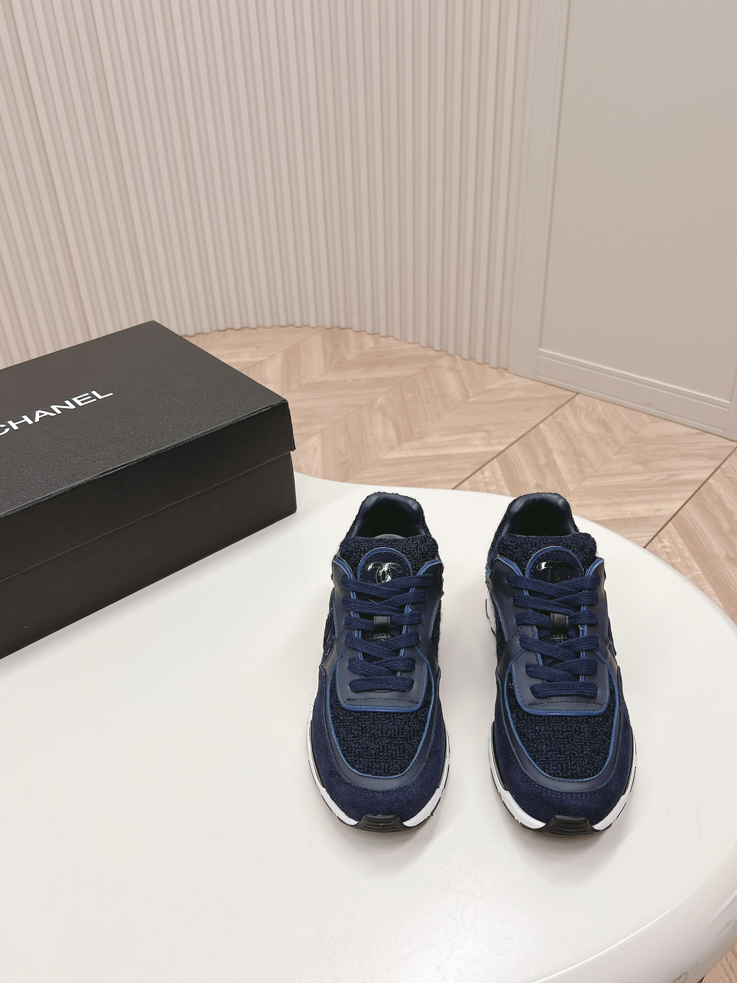 UA Ch**el SNEAKER
