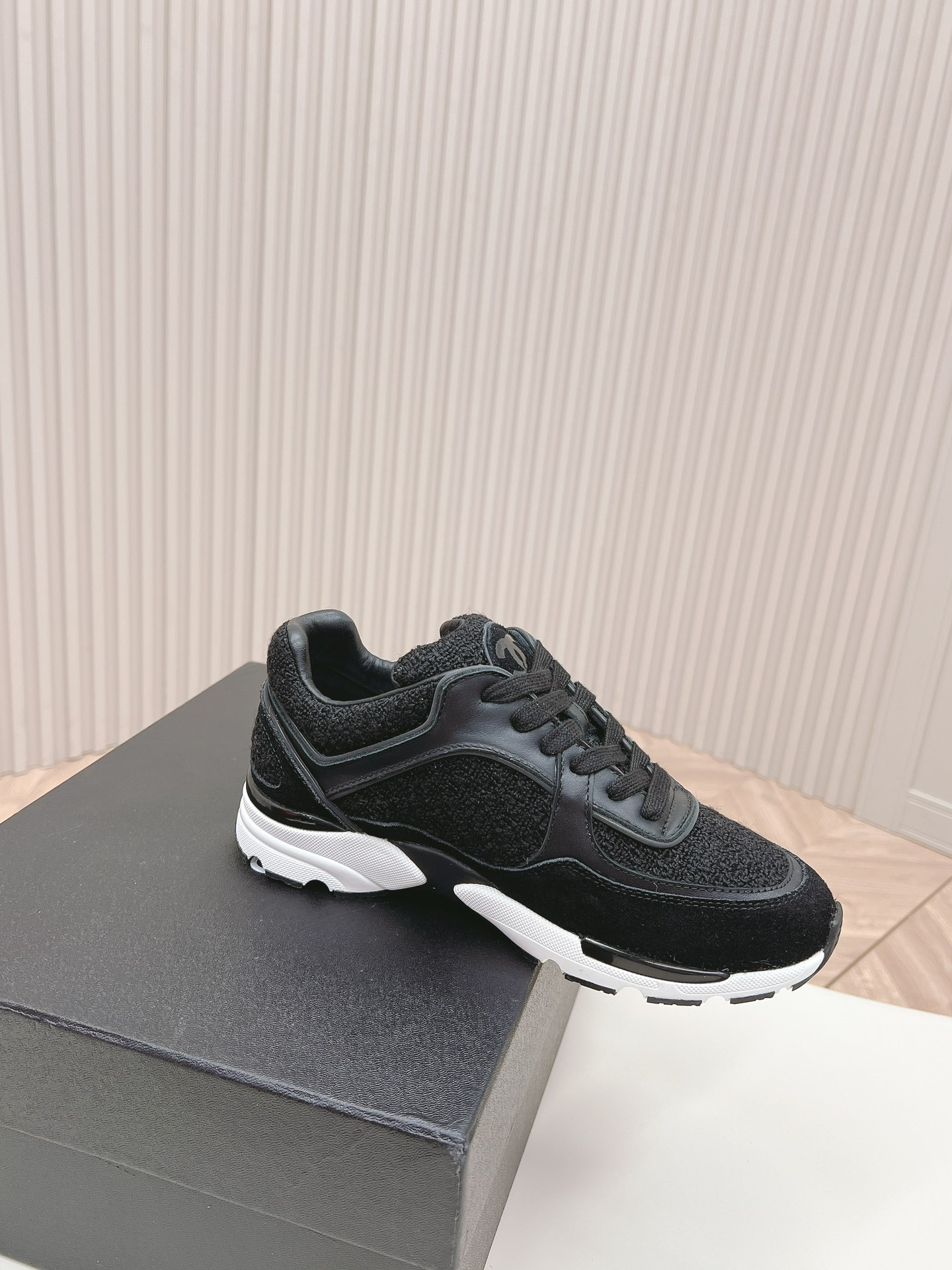 UA Ch**el SNEAKER
