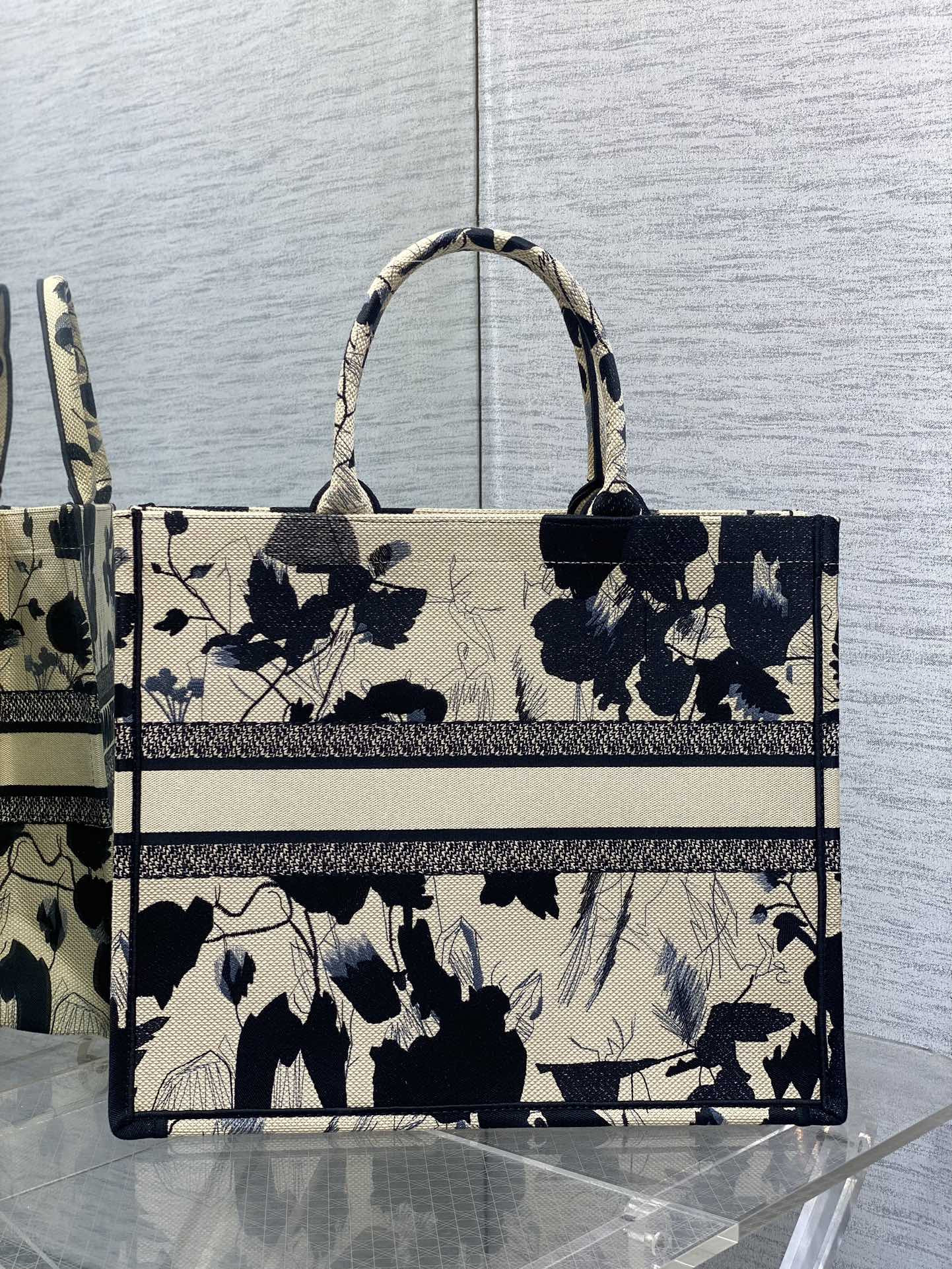 D10r Tote 42 x 18 x 35cm