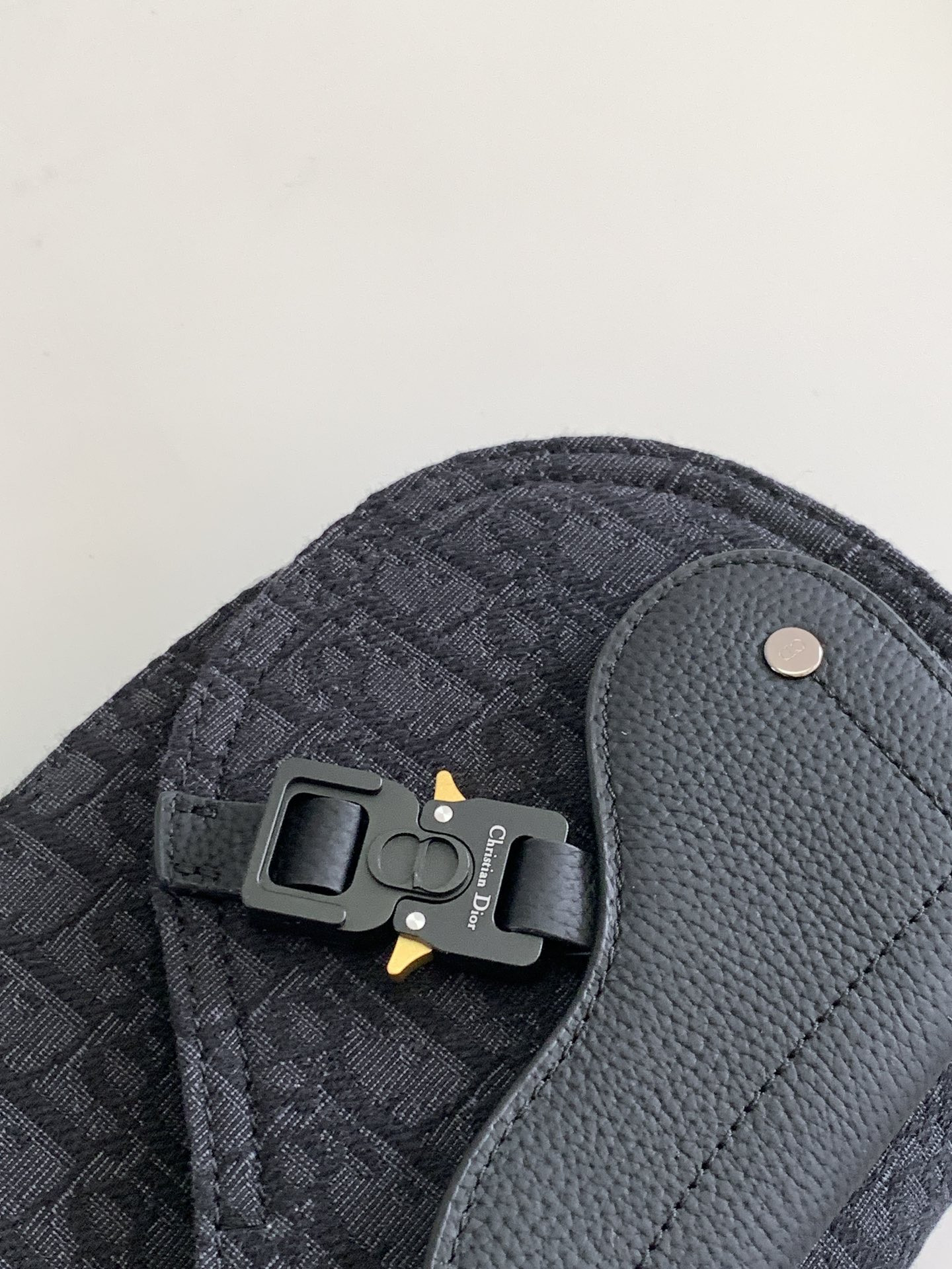 D10r Saddle Messenger Bag 24 x 16.5 x 5.5 cm