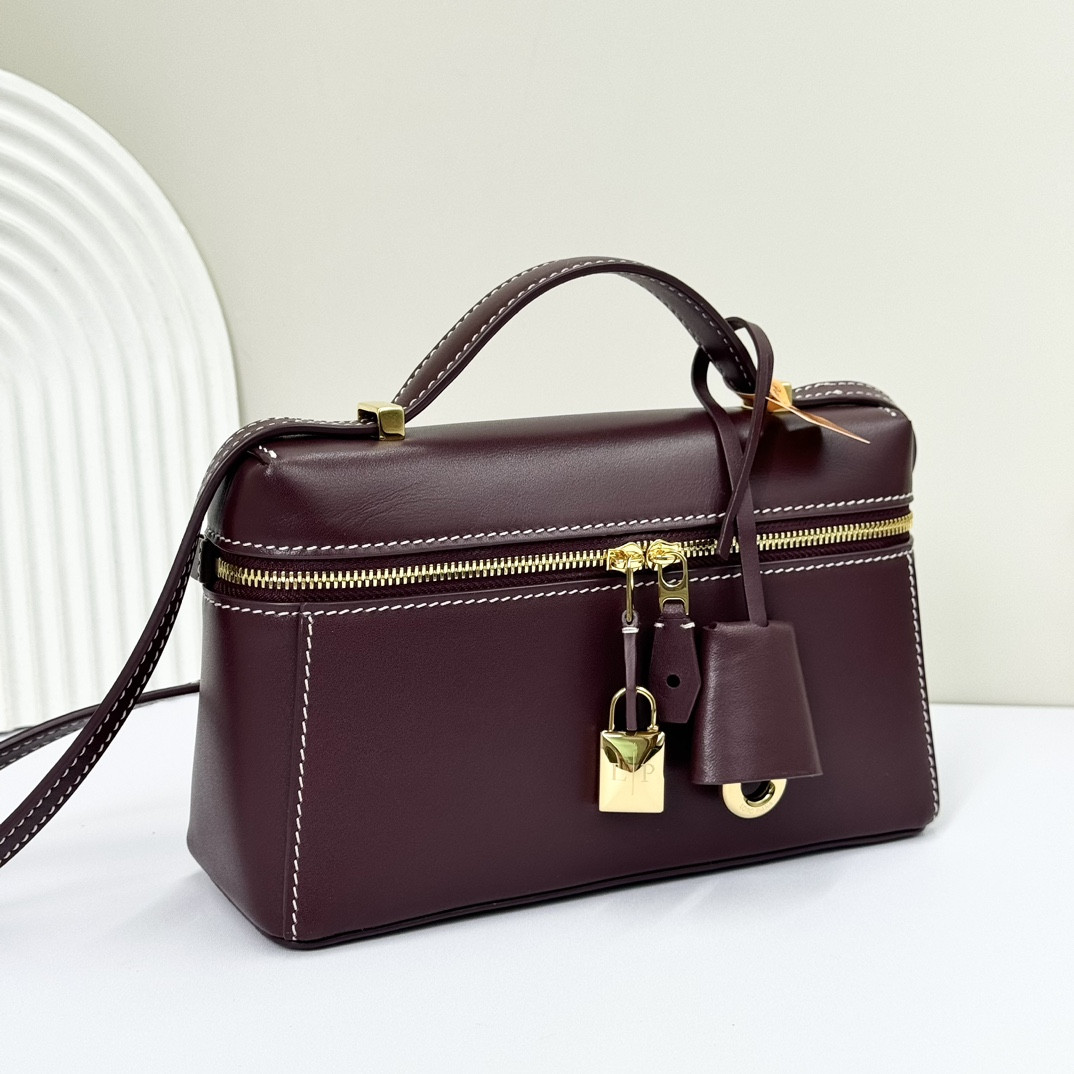 L0r0 P1ana Extra Pocket L19 Smooth Calfskin 11 x 19 x 6.5 cm