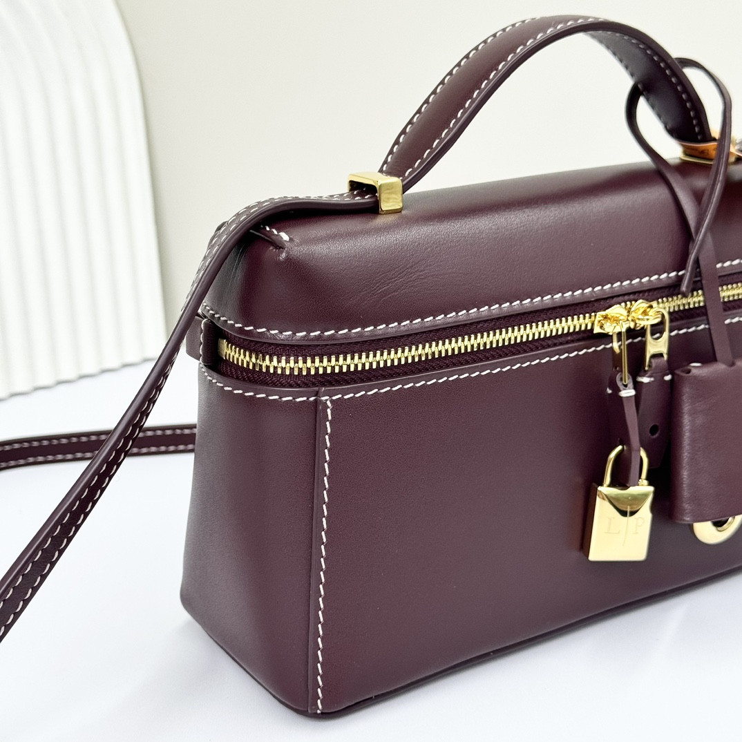 L0r0 P1ana Extra Pocket L19 Smooth Calfskin 11 x 19 x 6.5 cm