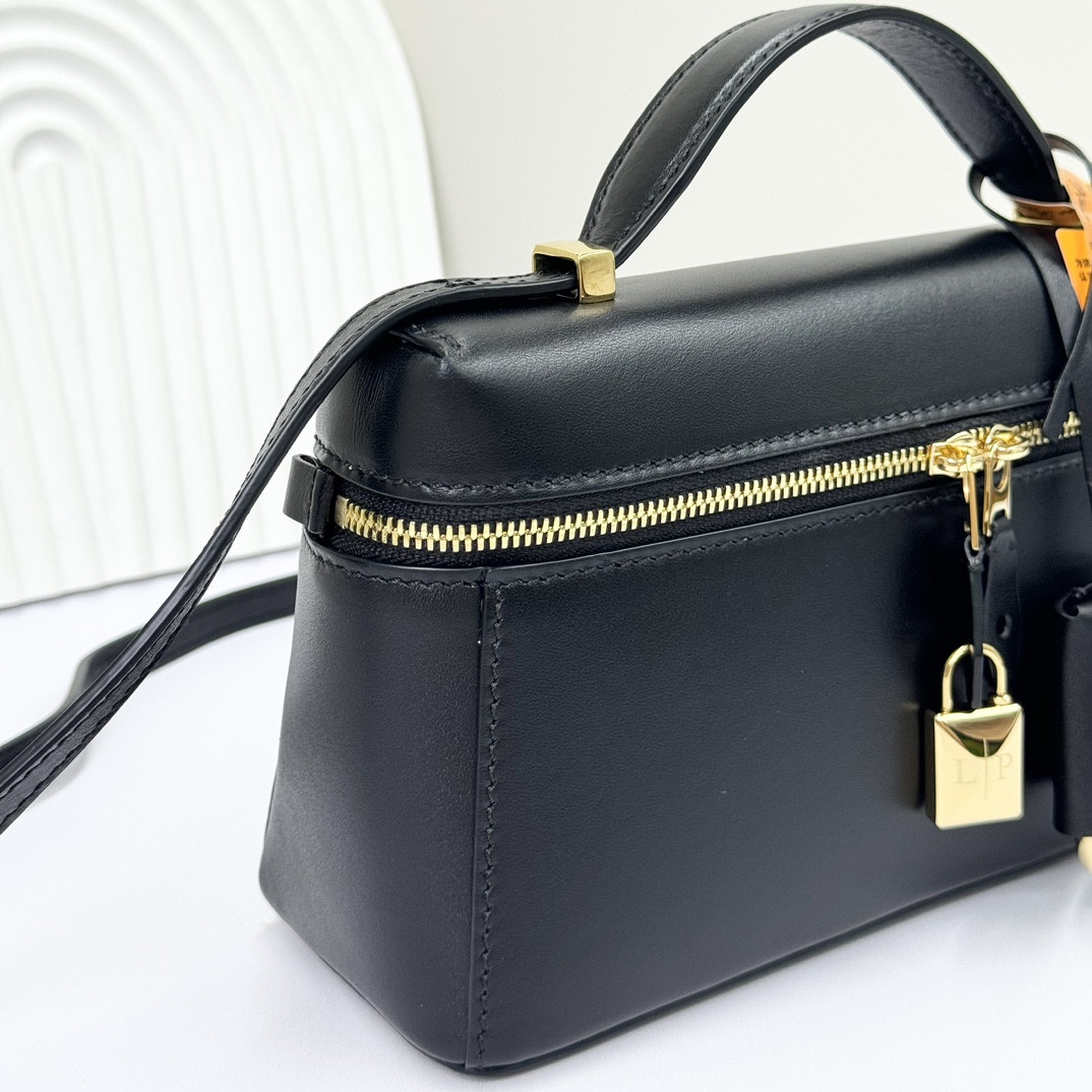 L0r0 P1ana extra pocket l23 smooth calfskin 23 x 12 x 7 cm