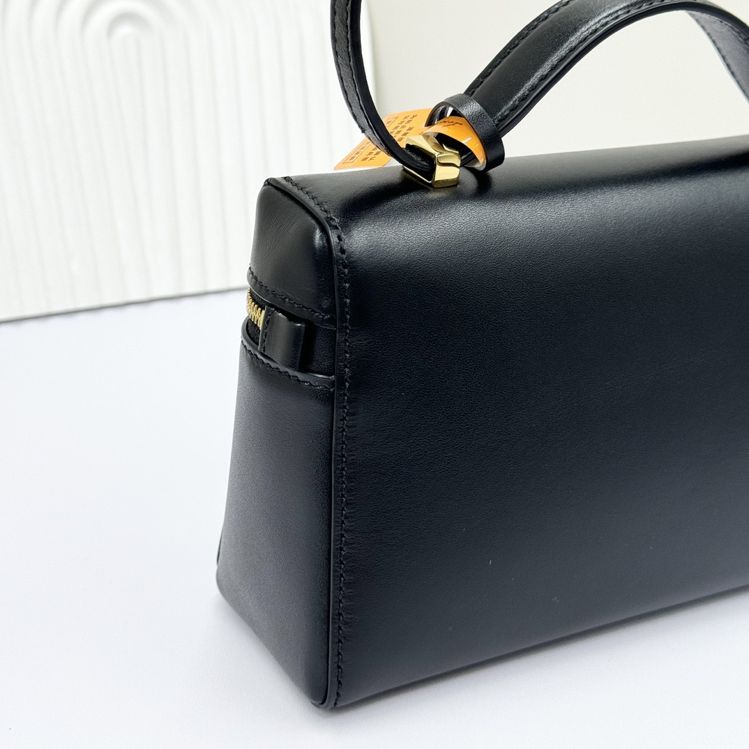 L0r0 P1ana extra pocket l23 smooth calfskin 23 x 12 x 7 cm
