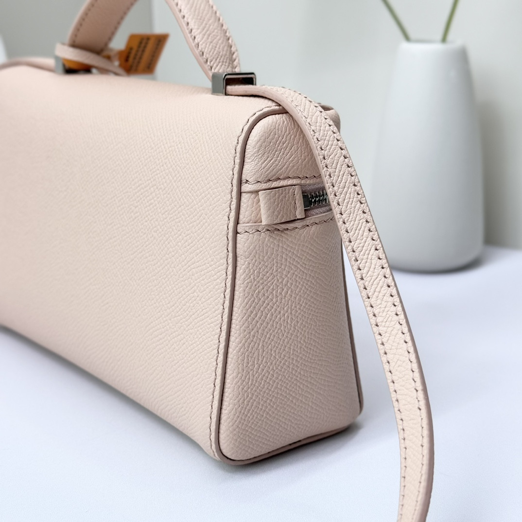 L0r0 P1ana Extra Pocket L19 Grained Calfskin 11 x 19 x 6.5 cm