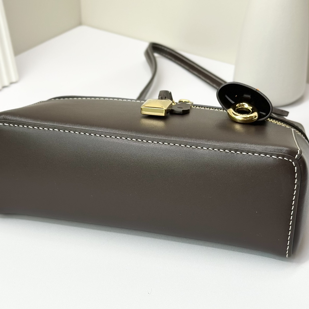 L0r0 P1ana Extra Pocket L19 Smooth Calfskin 11 x 19 x 6.5 cm