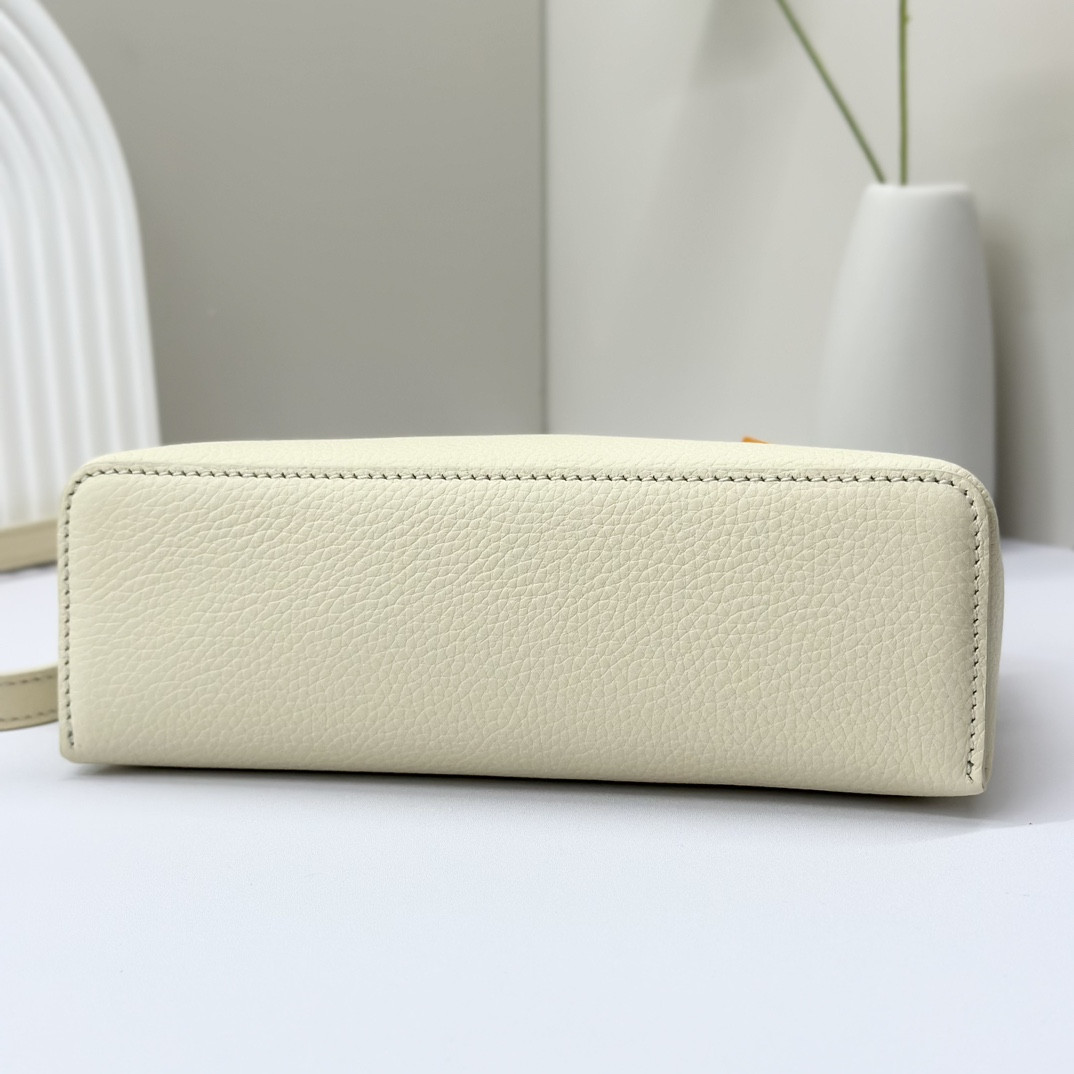 L0r0 P1ana Extra Pocket L19 Grained Calfskin 11 x 19 x 6.5 cm