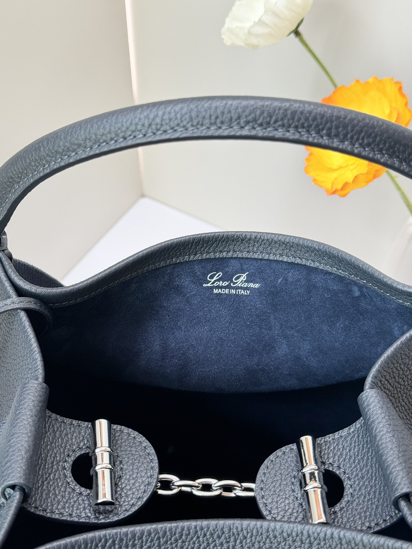 L0r0 P1ana Large Bale Bag Grained Calfskin 24 x 20 x 27 cm