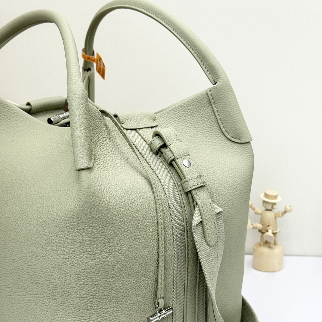 L0r0 P1ana Large Bale Bag Grained Calfskin 24 x 20 x 27 cm