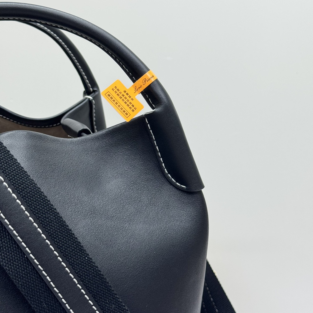 L0r0 P1ana Large Bale Bag Smooth Calfskin 24 x 20 x 27 cm