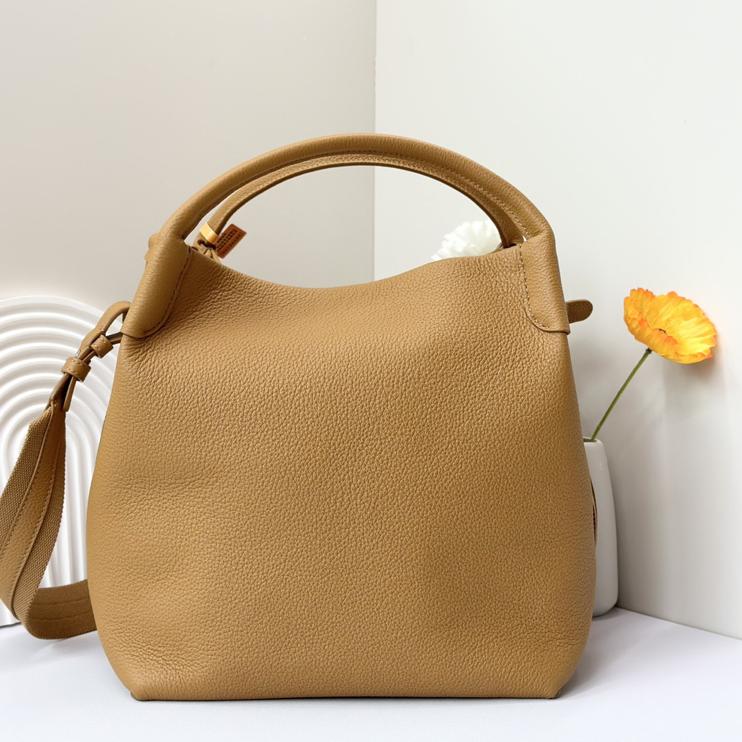 L0r0 P1ana Large Bale Bag Grained Calfskin 24 x 20 x 27 cm