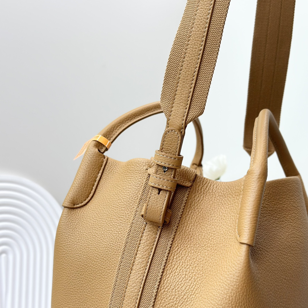 L0r0 P1ana Large Bale Bag Grained Calfskin 24 x 20 x 27 cm