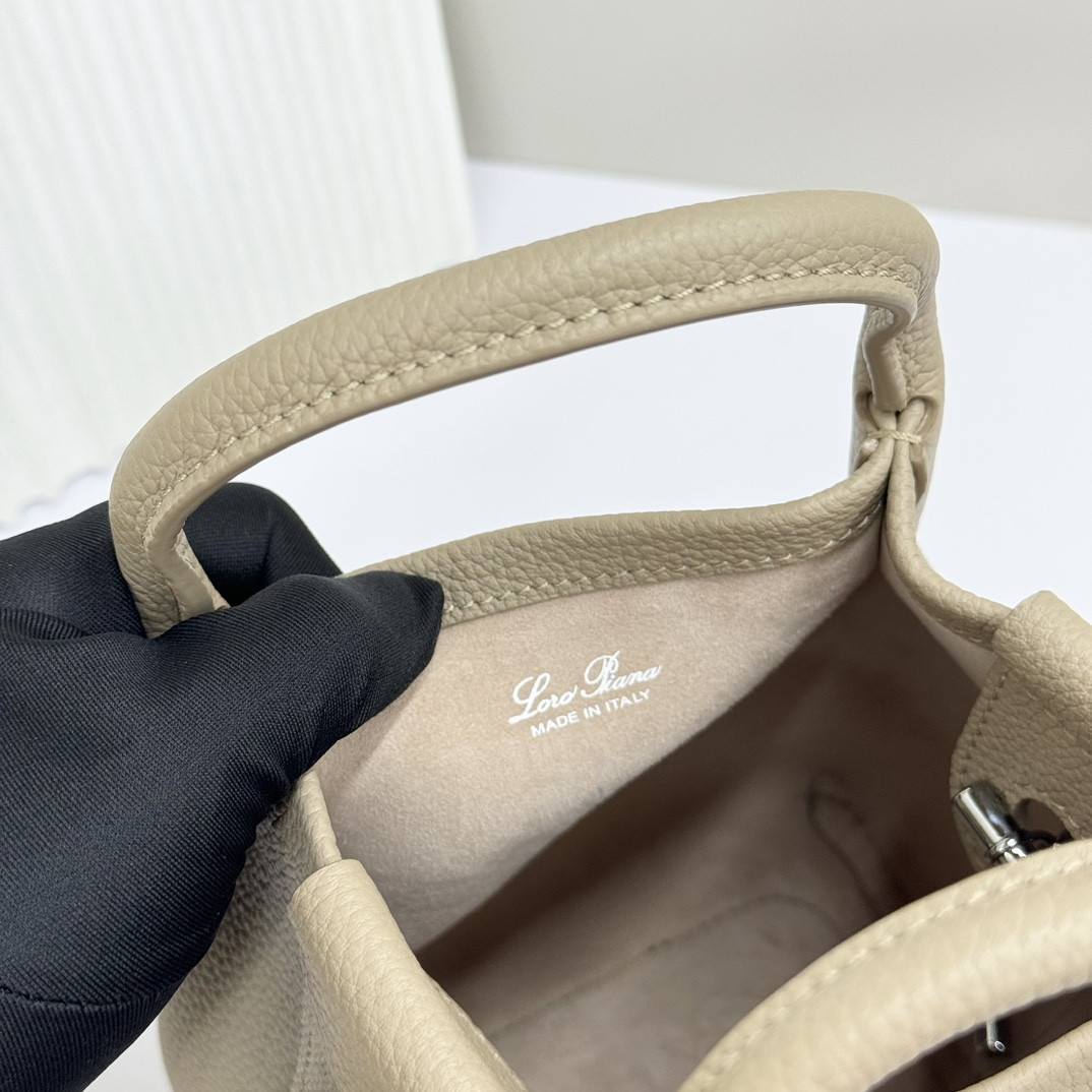 L0r0 P1ana Micro Bale bag Grained Calfskin 23 x 16 x 14 cm
