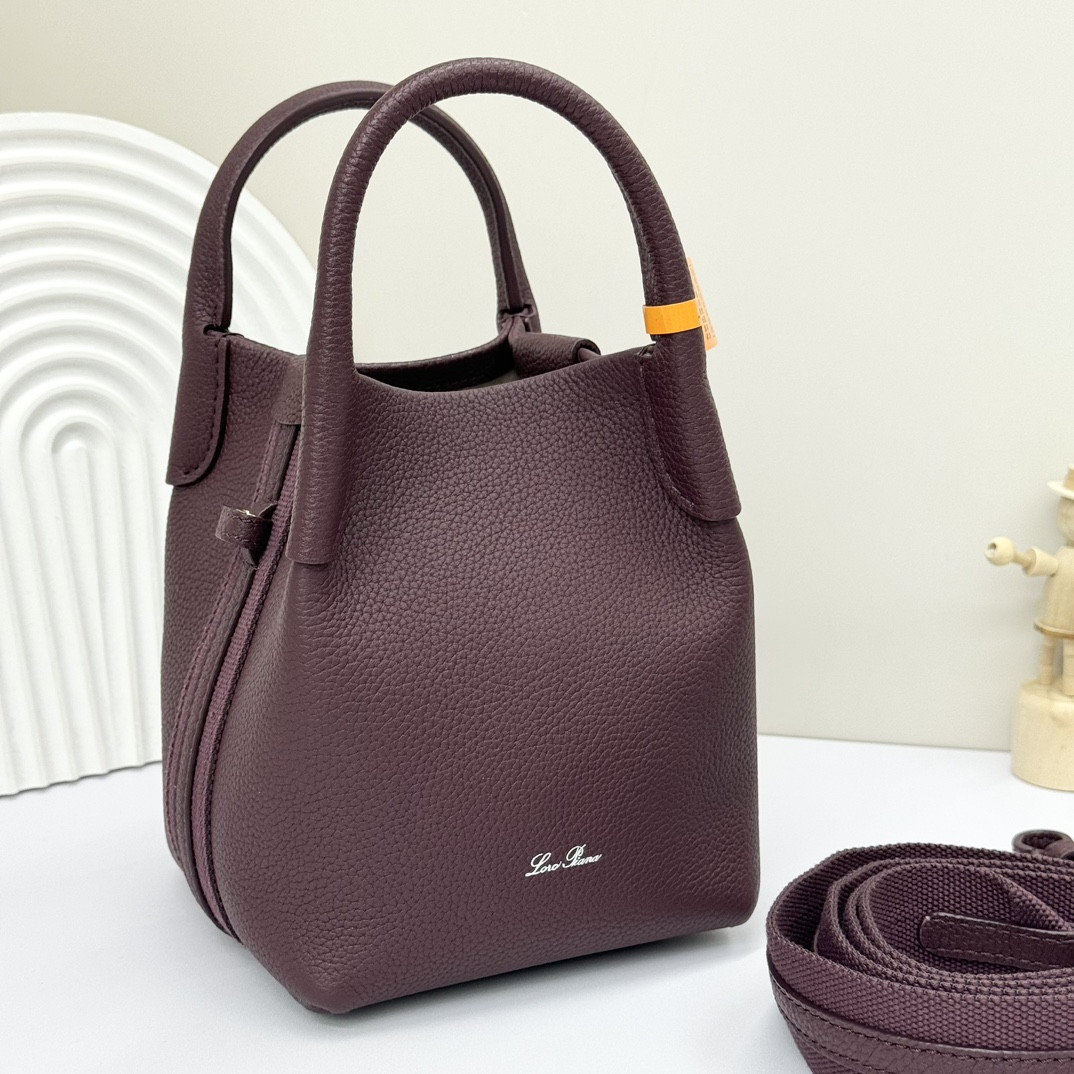 L0r0 P1ana Micro Bale bag Grained Calfskin 23 x 16 x 14 cm