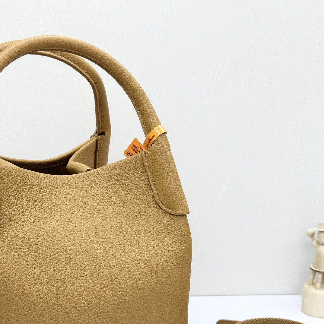 L0r0 P1ana Small Bale Bag Grained Calfskin 17 x 17 x 21 cm