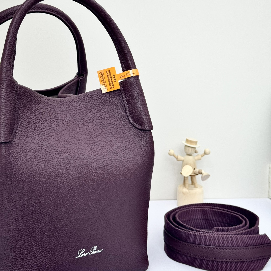 L0r0 P1ana Small Bale Bag Grained Calfskin 17 x 17 x 21 cm