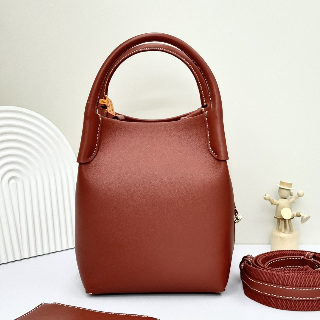 L0r0 P1ana Small Bale Bag Calfskin 17 x 17 x 21 cm