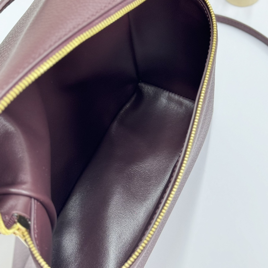 L0r0 P1ana Extra Pocket backpack L23.5 Grained Calfskin 23 x 21 x 8 cm