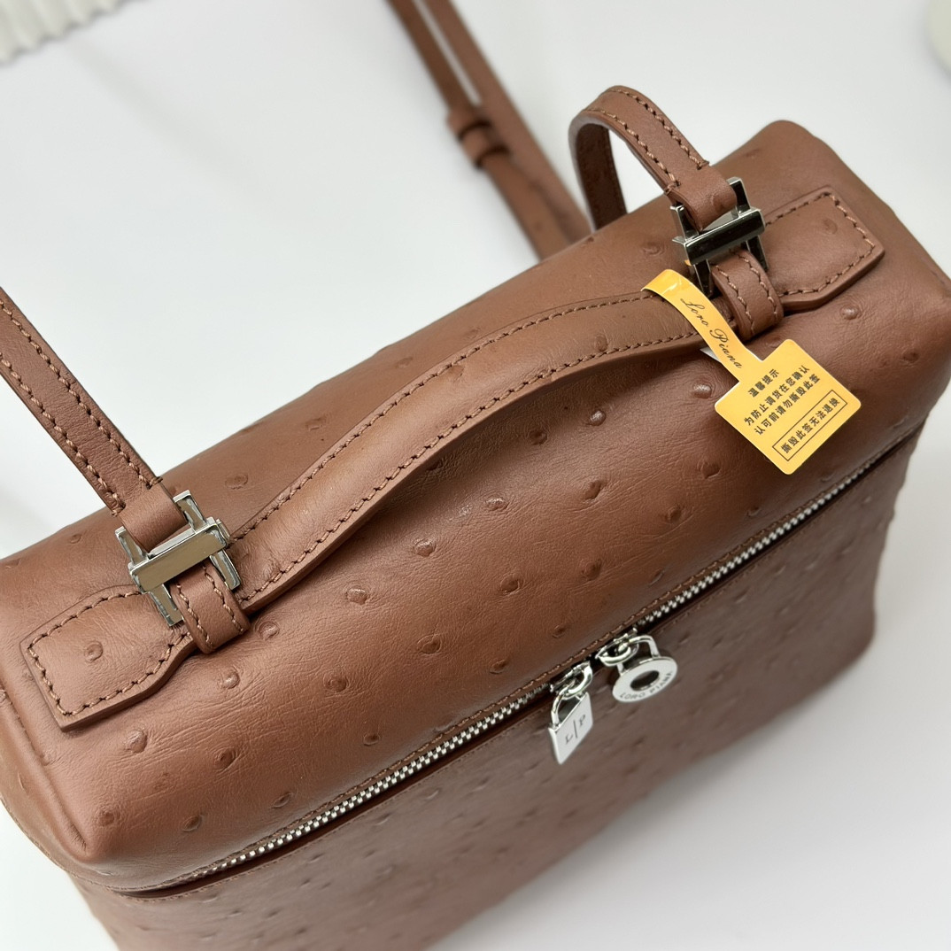 L0r0 P1ana Extra Pocket backpack L23.5 Ostrich-grained Leather 23 x 21 x 8 cm