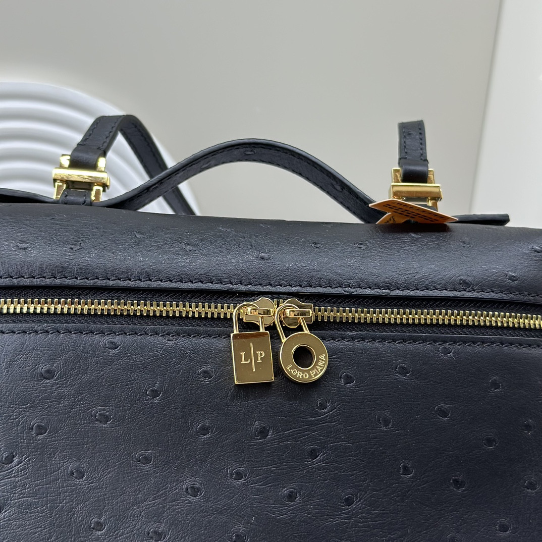 L0r0 P1ana Extra Pocket backpack L23.5 Ostrich-grained Leather 23 x 21 x 8 cm