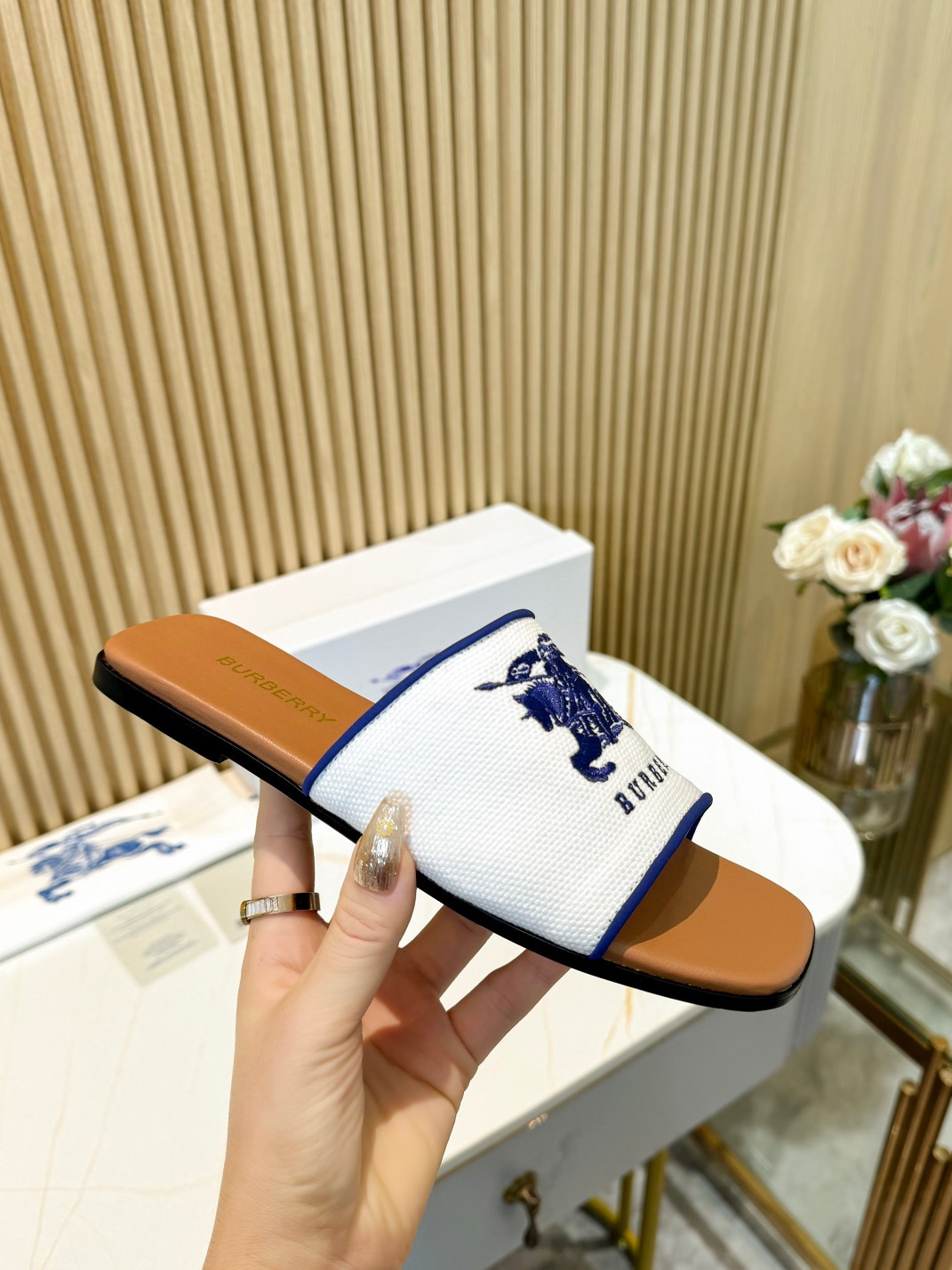 UA Bv*b*rry Slides